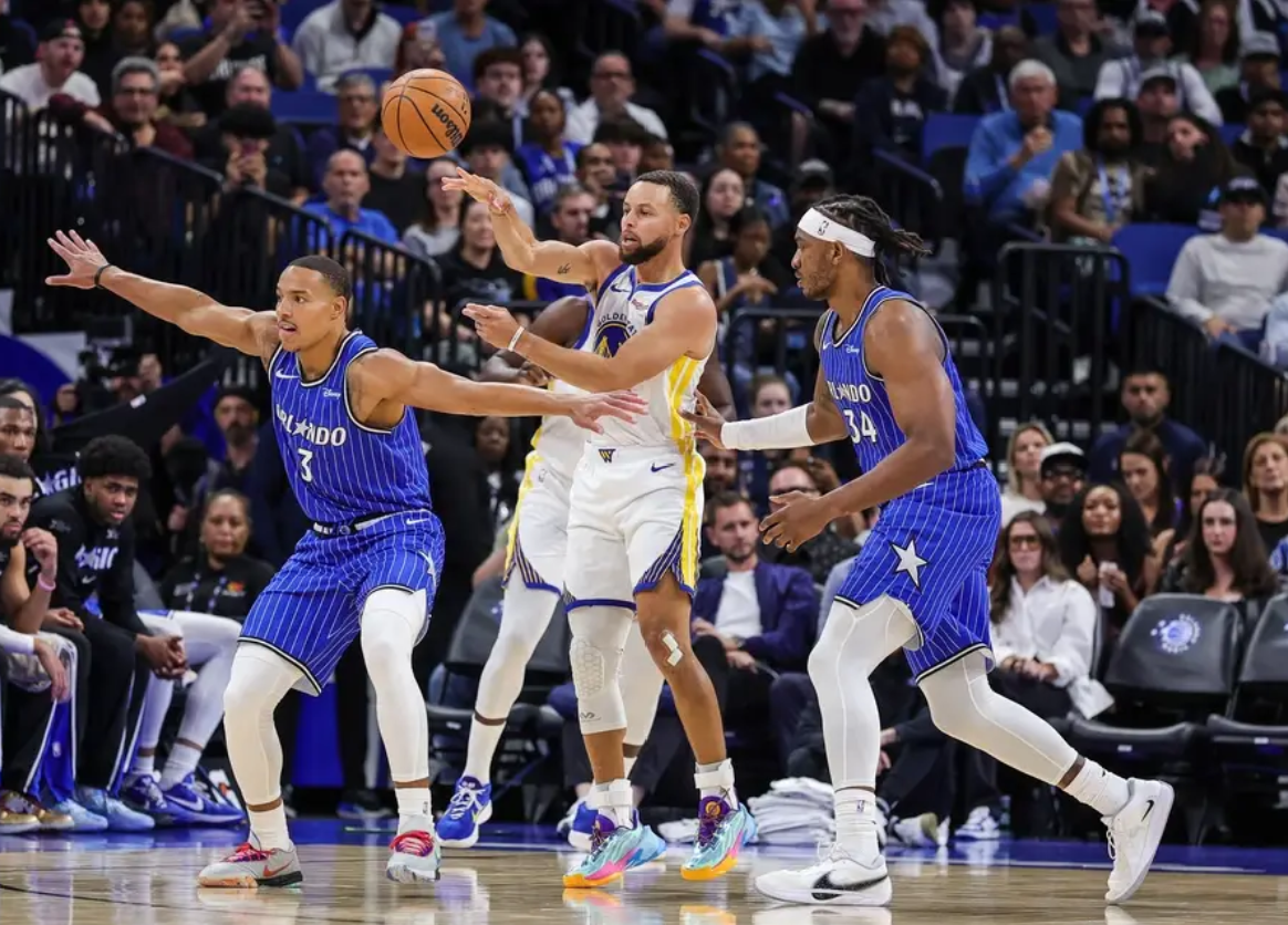 亚博-库里在巴黎圣日耳曼比赛中问鼎冠军，挺进下一轮引发热议！的简单介绍