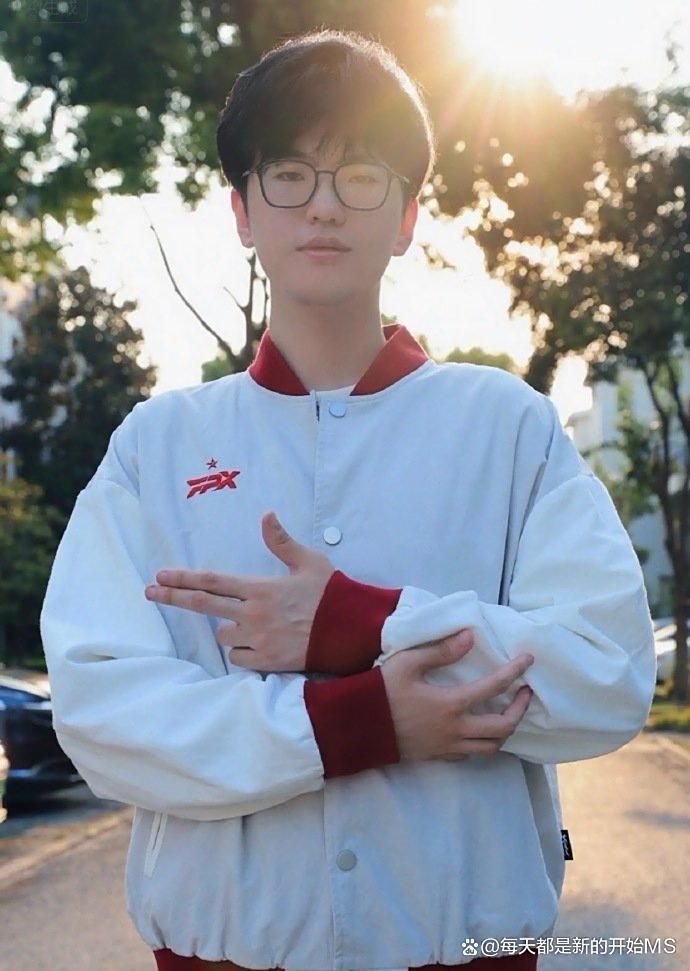 包含Ming迎来二十赛季高光表现，FPX球迷沸腾！的词条